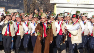 Коледарски групи от Ямбол представиха уникална традиция СНИМКИ