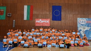 Близо 120 деца участваха в Коледен фестивал по хандбал в