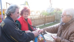 Хора без дом получиха подаръци за Коледа