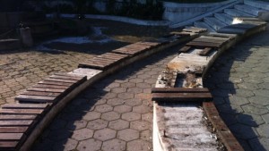 През пролетта възстановяват счупените пейки на арката