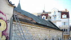 Съседи взели крадците за работници по покрива на Кукления театър