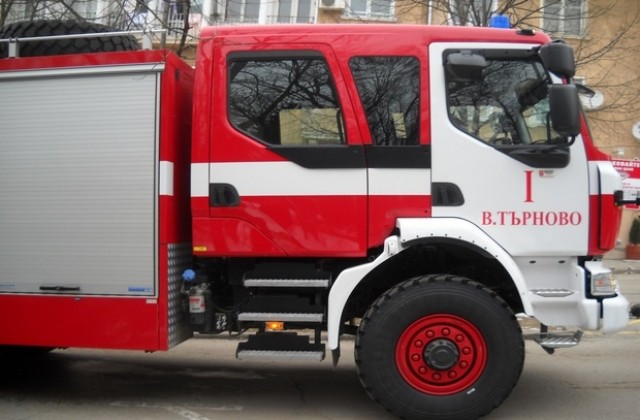 Пожар изпепели три коли във Велико Търново