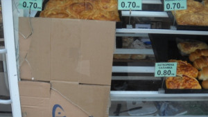 Прегладнели младежи разбиват павилион за закуски през нощта