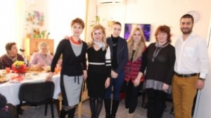 Народният представител Светлана Ангелова зарадва с баница с късмети потребителите