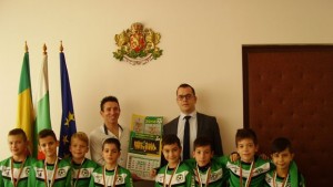 Малките футболисти от ФК Добруджа 2006 поздравиха кмета на Добрич