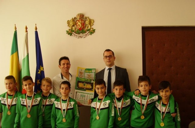 Малките футболисти от ФКДобруджа 2006 поздравиха кмета на Добрич
