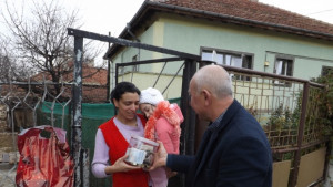 Еля получи дарeнието от кампанията на община Разград