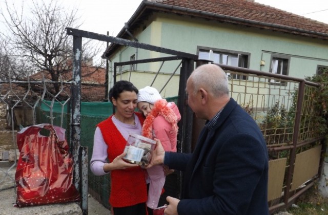 Еля получи дарeнието от кампанията на община Разград