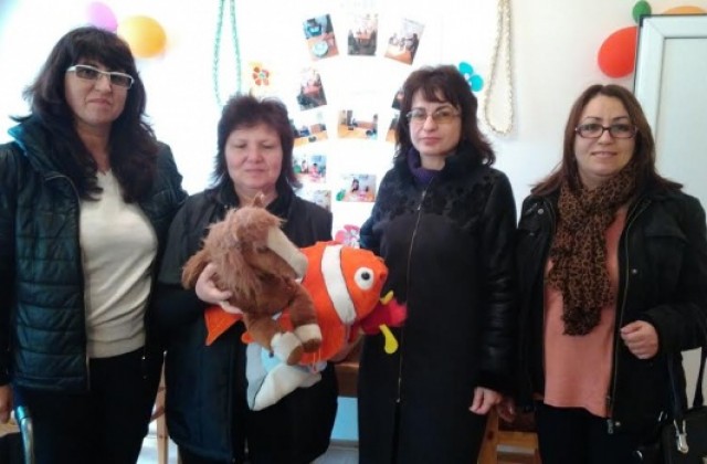 Жени ГЕРБ дариха играчки на Центъра за настаняване от семеен тип в Г. Оряховица