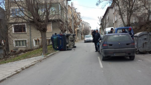 Пежо се обърна при катастрофа в Шумен