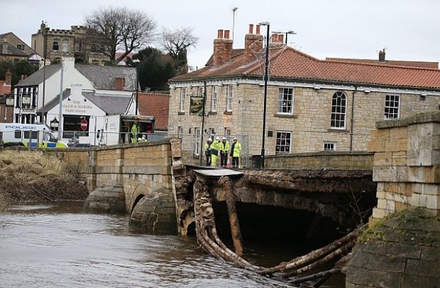 Мост от 18 век рухна в Англия, погълнат от водите на река Уорф (СНИМКИ)