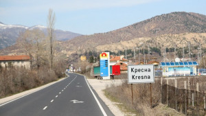Кола се удари в крайпътна скала