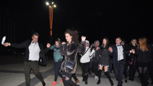 Празнични фойерверки и хора в новогодишната нощ в Хасково