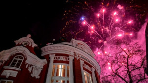 Стотици варненци посрещнаха Нова година на площада СНИМКИ