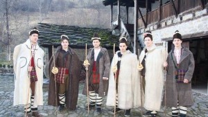 Сурвакари обикалят домовете и благославят стопаните