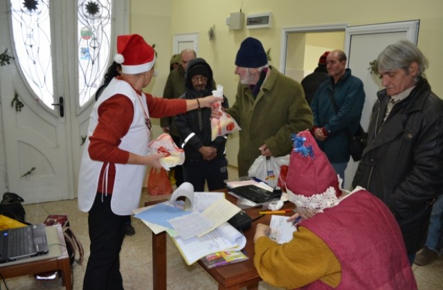 БЧК зарадва обитателите на Центъра за бездомни