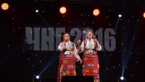 Стотици благоевградчани посрещнаха 2016 година под открито небе