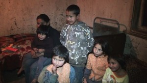 Кюстендилци подкрепиха с дарение баща който гледа сам 11 деца