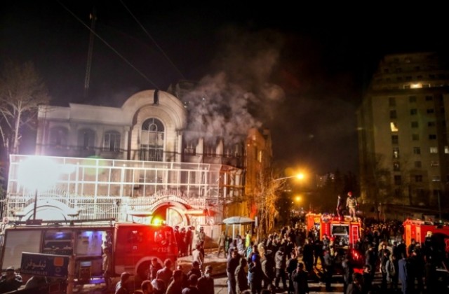 Иранци нападнаха посолството на Саудитска Арабия в Техеран (СНИМКИ)