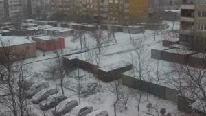 Сняг вали в Сливенско движението е без проблеми