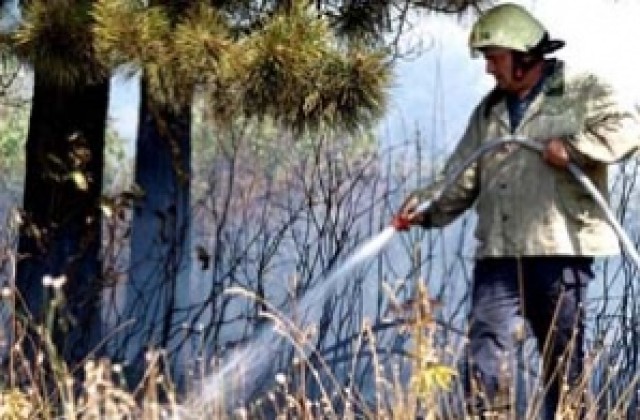 Три пожара гасиха огнеборци през почивните дни