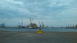 Пристанището и летището приемат