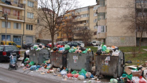 Част от центъра на Варна потъна в боклуци следпразнично СНИМКИ