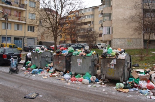 Част от центъра на Варна потъна в боклуци следпразнично (СНИМКИ)