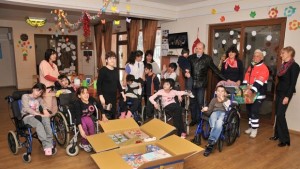 Народен представител и баронеса подпомогнаха деца