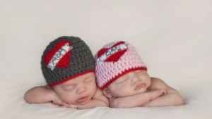 Близнаци се родиха в различни години