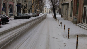 Варна побеля обработват заледени участъци