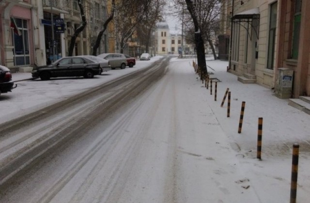 Варна побеля, обработват заледени участъци