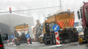 Над 180 снегопочистващи машини работили цяла нощ в столицата