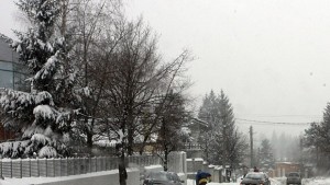 Близо 30 машини работят по почистването на снега при тежки