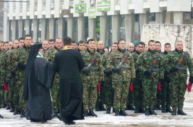 Митрополит Игнатий освещава военните знамена на Богоявление