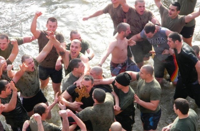 Десетки смелчаци утре ще влязат в ледени води, за да извадят богоявленския кръст