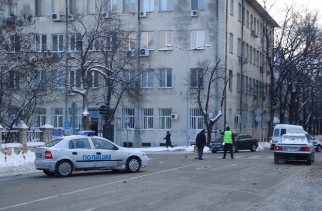 Част от ул. Съединение затворена заради леда, блъснаха две деца пред училище