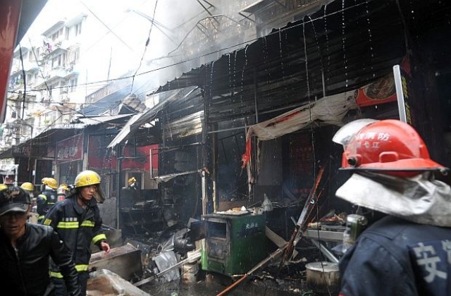 17 убити и 32 ранени при пожар в китайски автобус