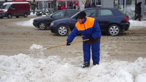 Продължава почистването и опесъчаването на улиците в Казанлък