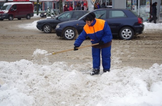 Продължава почистването и опесъчаването на улиците в Казанлък