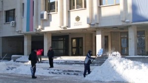 Затворници чистят пешеходната зона в Ловеч