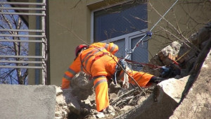 Срути се външната топлоизолация на училище в Бургас