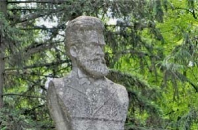 Почитаме Ботев пред паметника му в парка