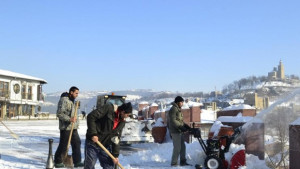 Във В Търново продължават да разчистват обществените пространства от падналия