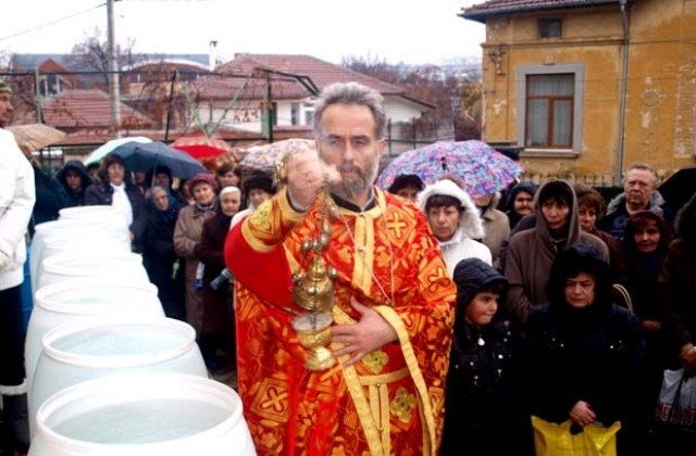 В Лозница ще хвърлят богоявленски кръст в язовир, в Разград – водосвет пред църквата