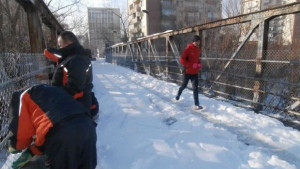 Обезопасиха с мрежа мост над река Осъм в Ловеч