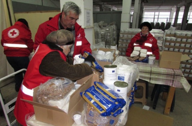 Раздават пакети с храна на най-бедните