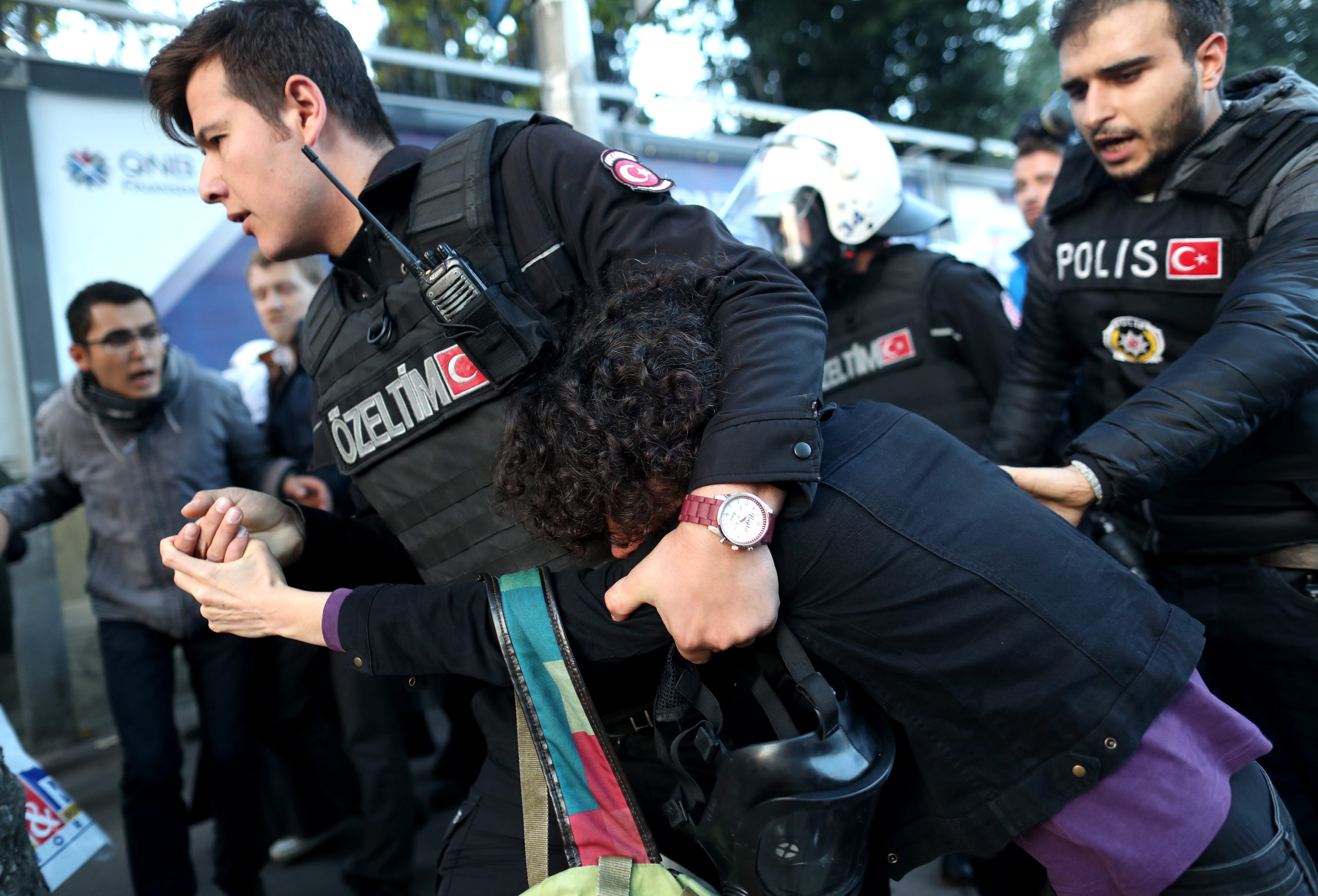 Безредици в Истанбул - турската полиция използва днес водни струи и сълзотворен газ срещу тълпи от протестиращи в града, предаде Ройтерс. Сред протестиращите са преподаватели, учители и студенти. Фоторепортер на агенцията, намиращ се на мястото на събитието, каза, че полицията опитва да спре тълпата от демонстранти, които искат да стигнат до офиса на опозиционния вестник "Джумхуриет", служители на който тази бяха задържани.
