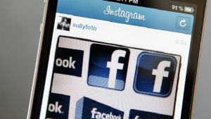 Извършва ли Facebook спорни психологически експерименти