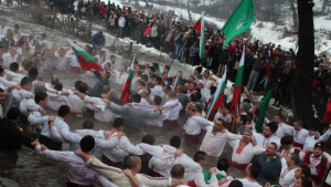 С мъжко хоро в Калофер извадиха разпятието от р Тунджа